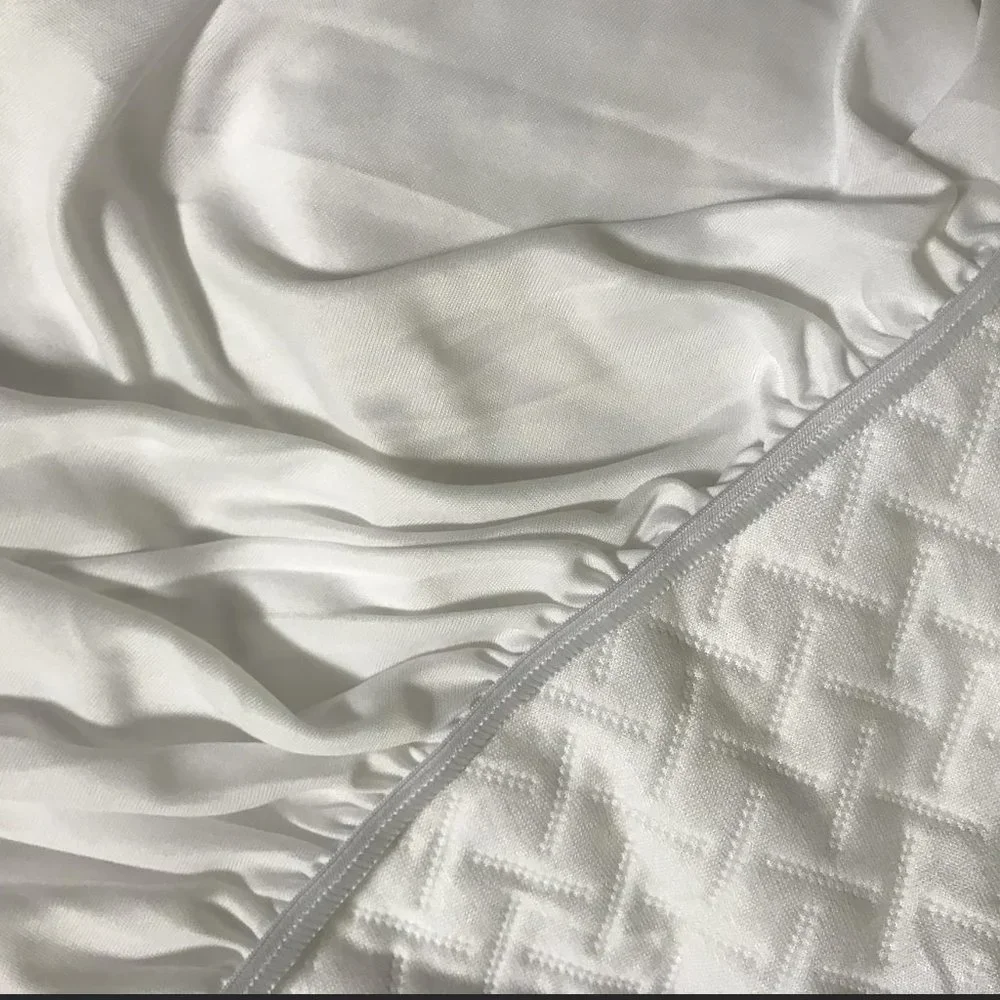 Queen Mattress Protector Cover, Excellent Like New Condition, White 60 x 80 x 81